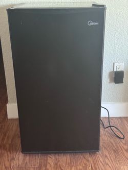 Midea Black Compact Mini Fridge