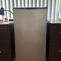 Midea 3.3 cu Mini Fridge 