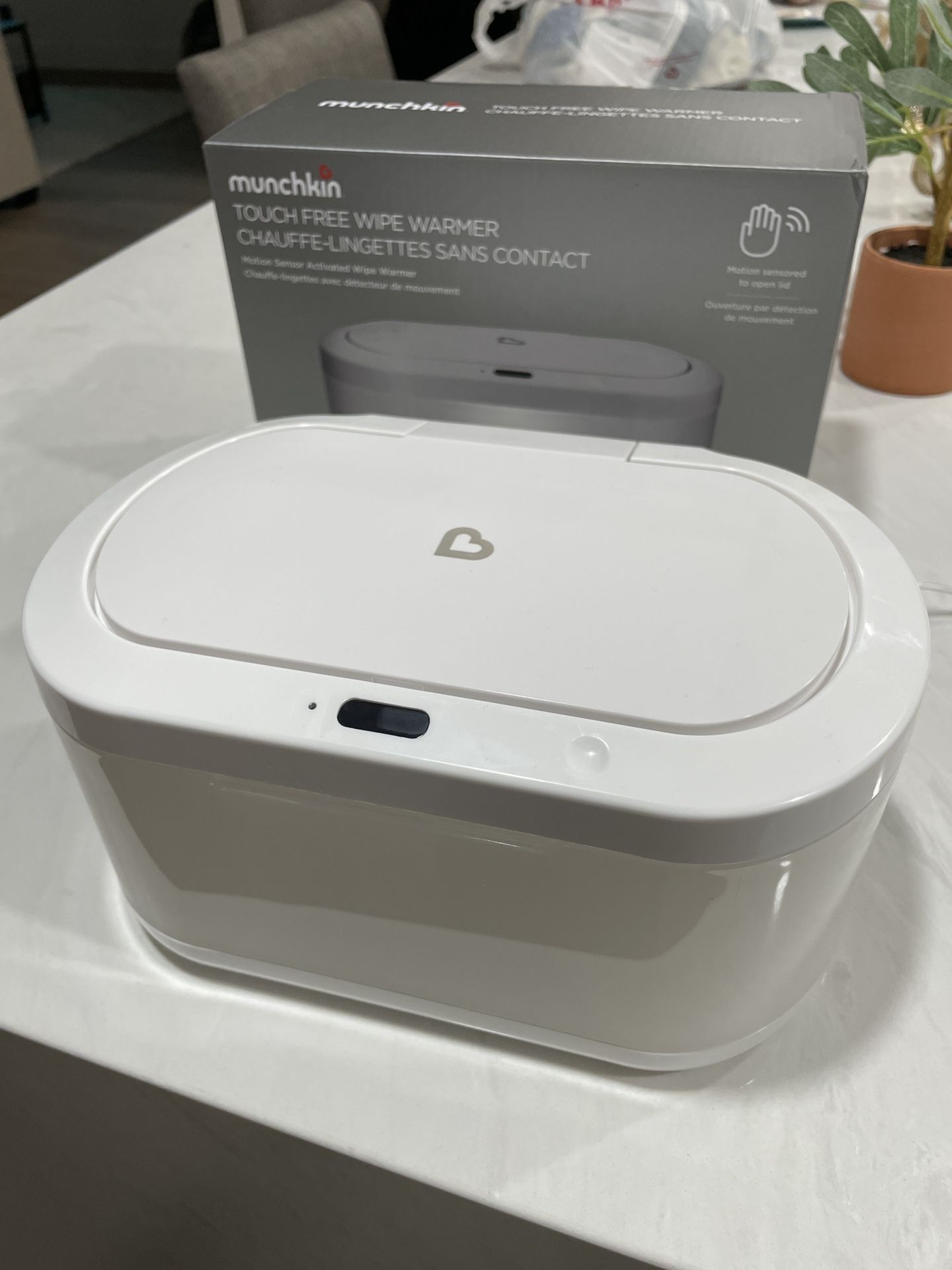 NEW MUNCHKIN TOUCH FREE WIPE WARMER