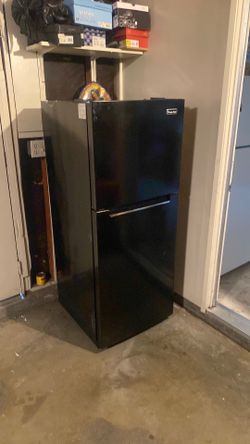 Magic Chef medium size refrigerator