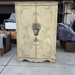 QUEEN ANNE CLASSICAL ARMOIR