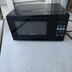 Sunbeam microwave 1100 Watt works great and in really good condition!