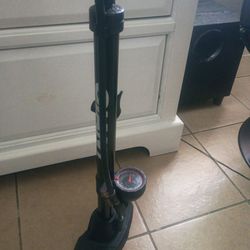 Bicycle tire pump giant brand brand new I used it like once or twice