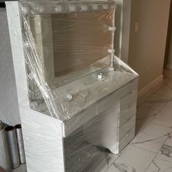 Lighted Makeup Vanity
