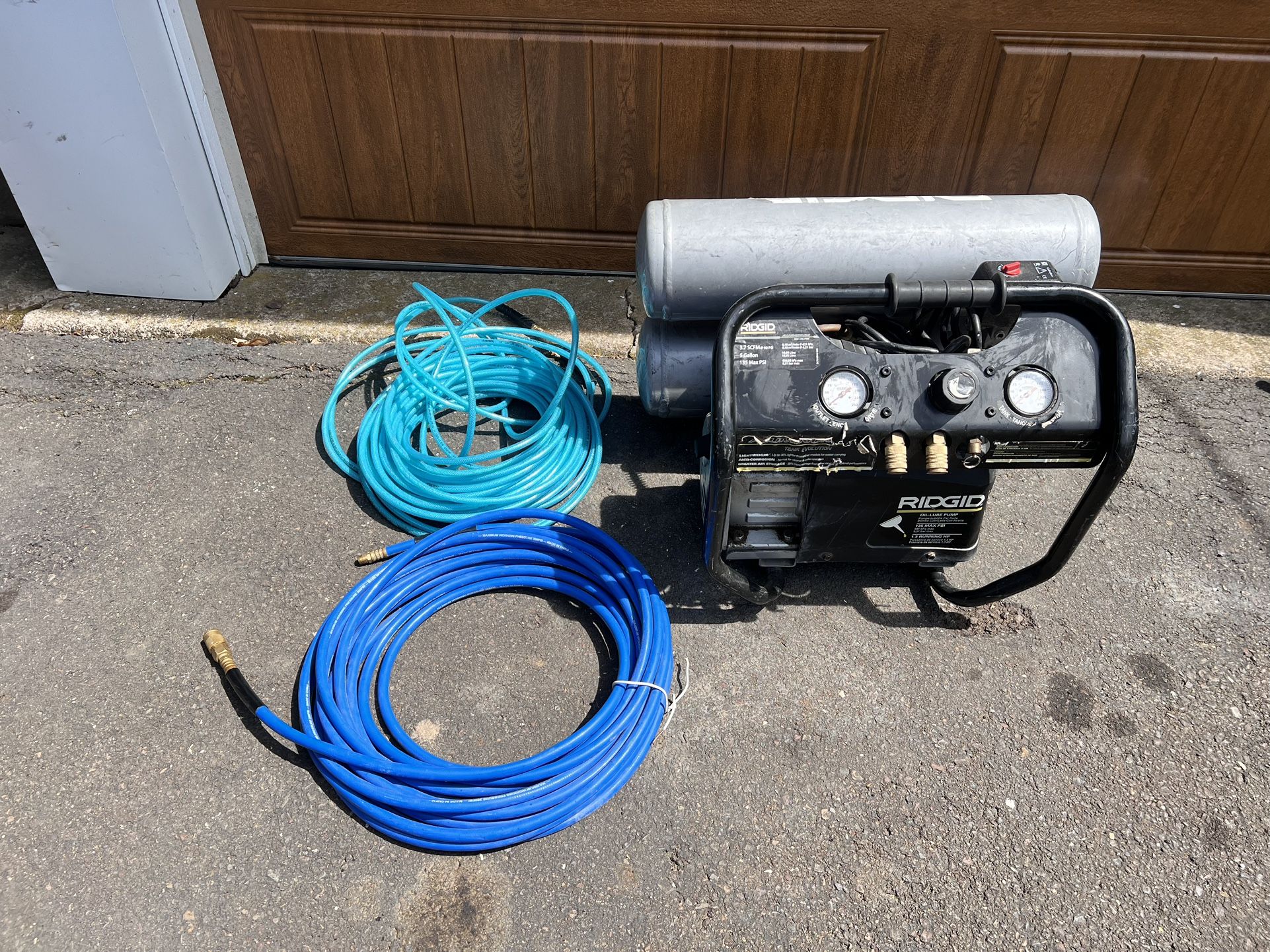 Rigid 5 gallon door tank air compressor with airlines