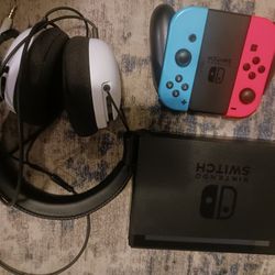 Nintnedo Switch With Controllers