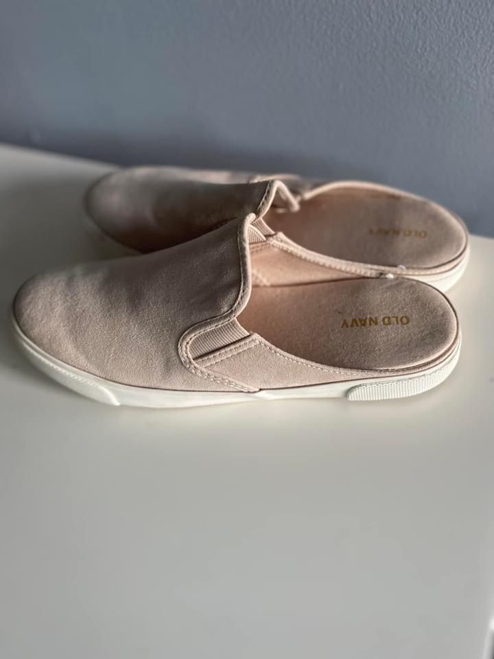 Woman’s Shoes/Flats