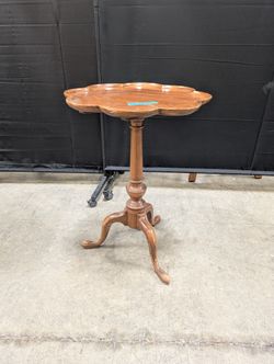 Scalloped Mahogany Pedestal End Table with Tripod Base
