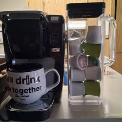 Vendo Bonita cafetera  keuring con jarra y cafes