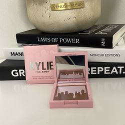 Kylie Jenner Pressed Bronzing Powder (Tawny Mami) - $16