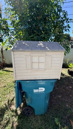 Durable Outdoor Plastic Dog House / Pet Shelter