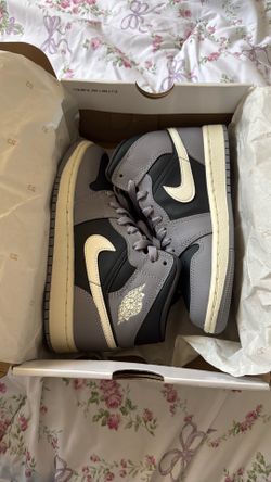 Brand new women’s air Jordan 1 mid size 5