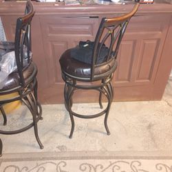 Bar With 3 Bar Stools 