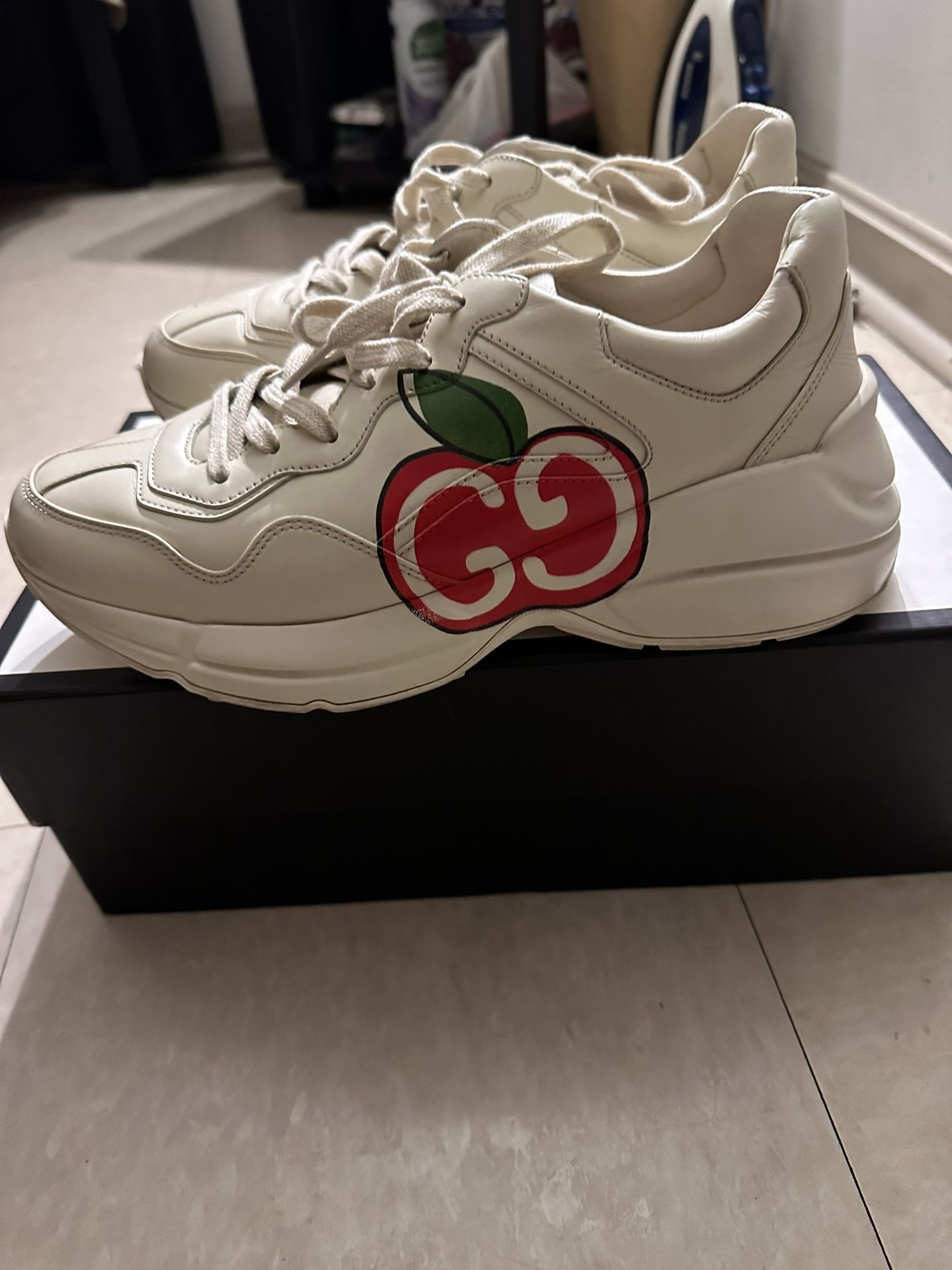 Gucci  Apple