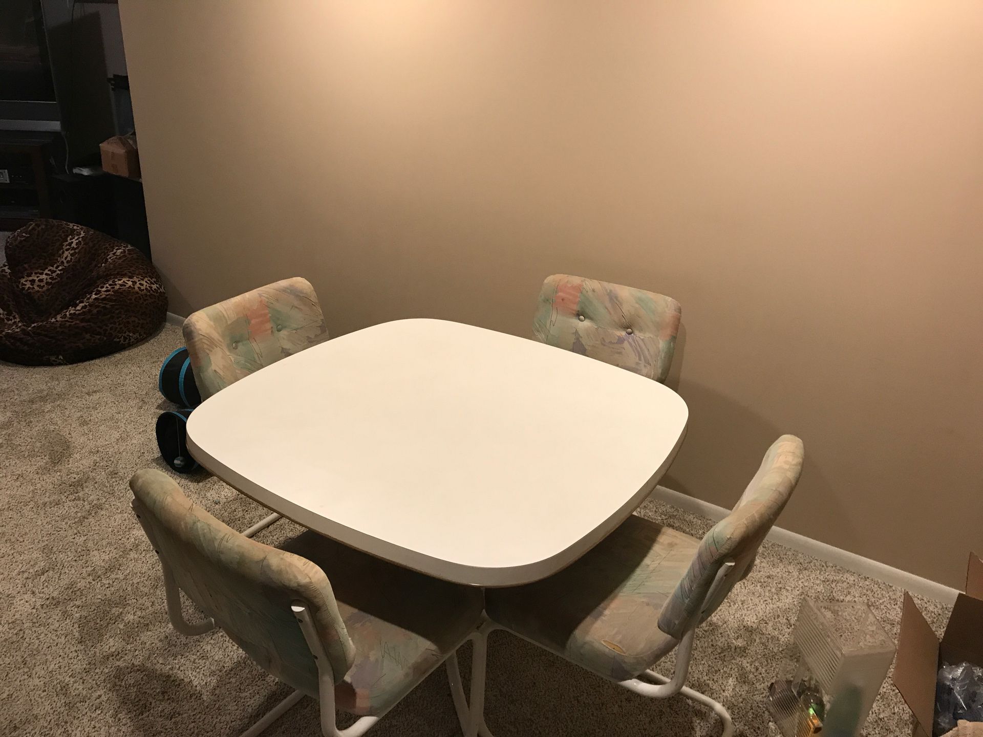 Table and 4 chairs / dinette set