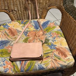 URBAN EXPRESSIONS, SOFT PINK LEATHER CROSSBODY PURSE