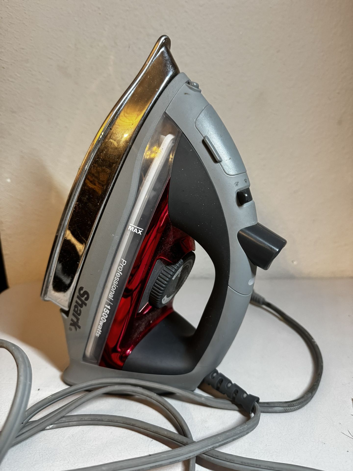 Shark Professional Steam Iron β Works Great!