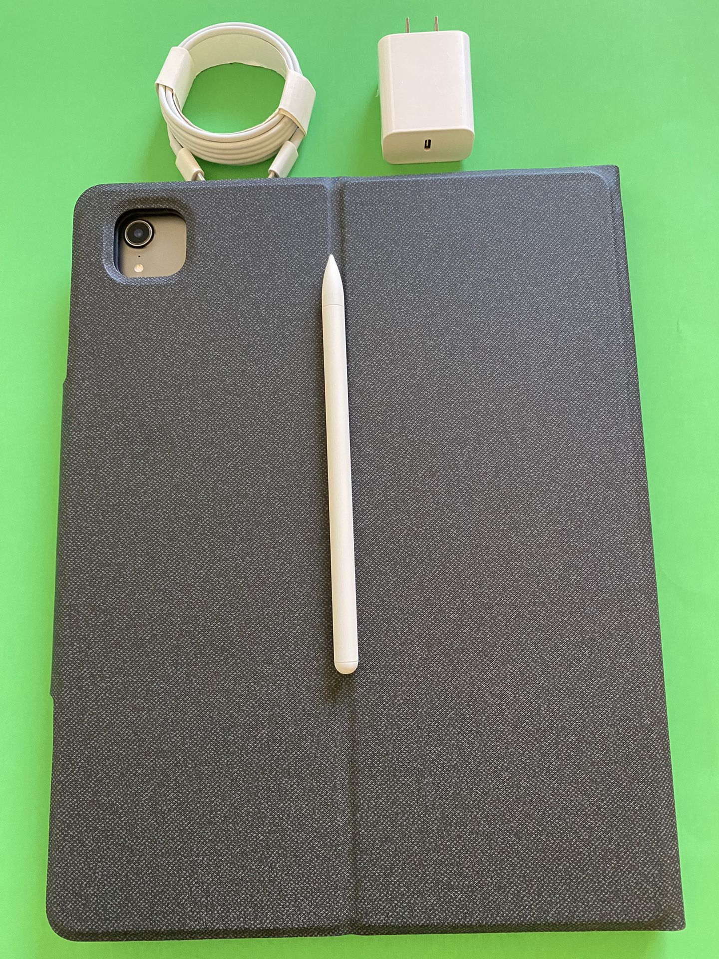 256GB Apple IPad Pro 12.9” 3rd Generation (Face ID/Liquid Retina Display) with keyboard, stylus Pen & Accessories