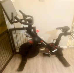 🚴 Peloton Exercise Bike – Excellent Condition