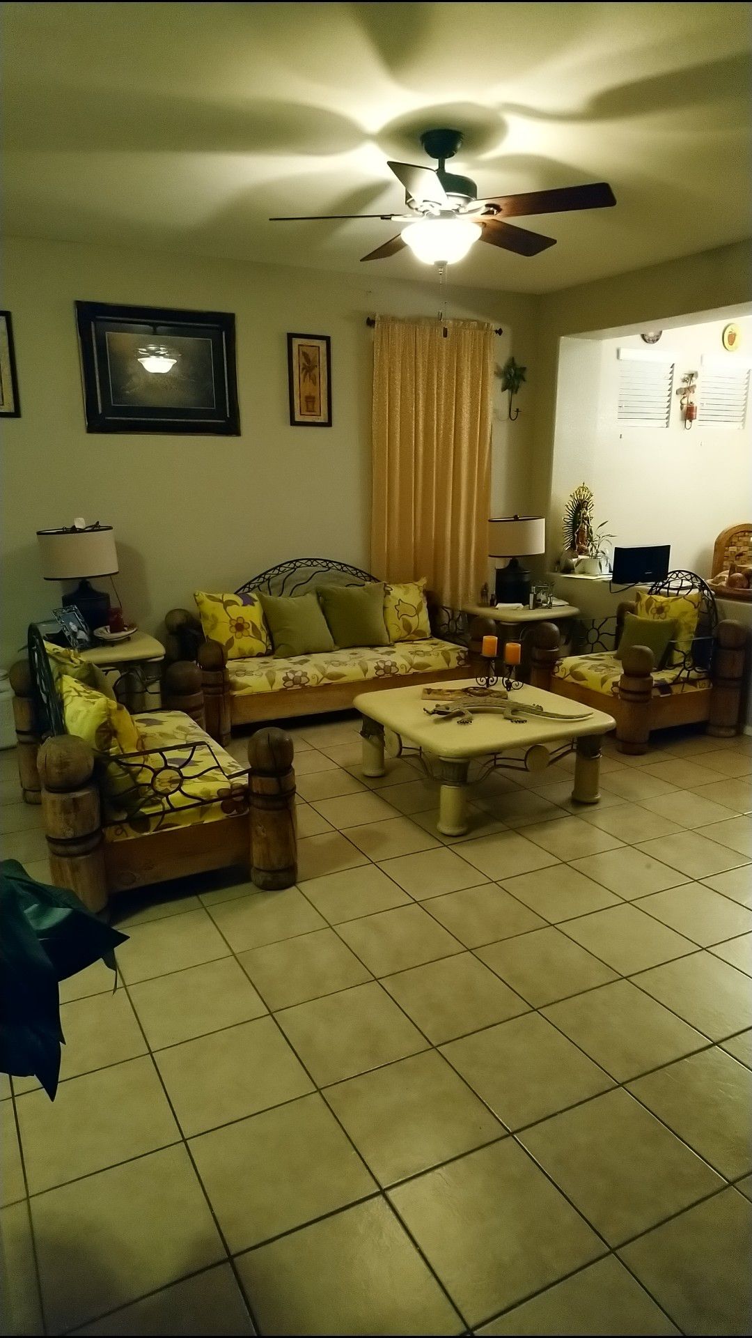 Living room forniture couches and coffe table set good condition