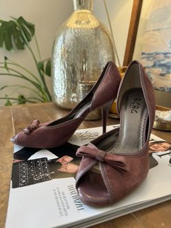 BCBG Paris Smokey Lavender Suede Leather Stiletto Pump D’Orsay Heels 6.5