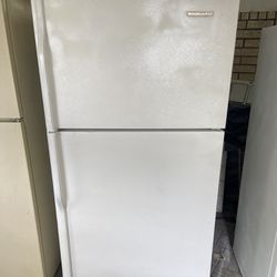 KITCHEN AID  22 Cu. ft FRIDGE!  RUNS GREAT!  HAS ICE MAKER! NOTHING  MISSING! THIS IS BIGGER THAN AN AVERAGE ONE! IN MARRERO! TEXT  
