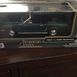 This item is a 1:24 scale die-cast model of a 1964 1/2 Ford Mustang Convertible produced by Motor Max as part of their "American Classics" series.