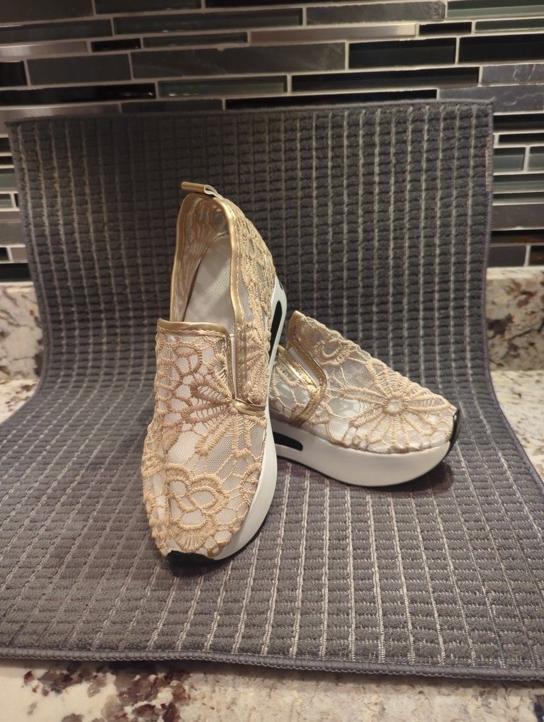 New Women Summer Shoes , Size real 6.5 .