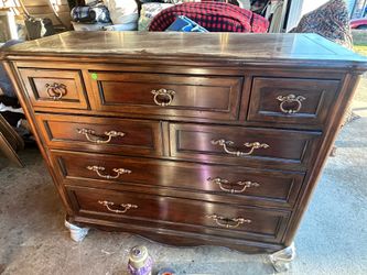 Nice Thomasville dresser and 2 night stands