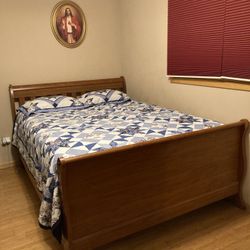 Queen size bed oak wood w dresser & mirror