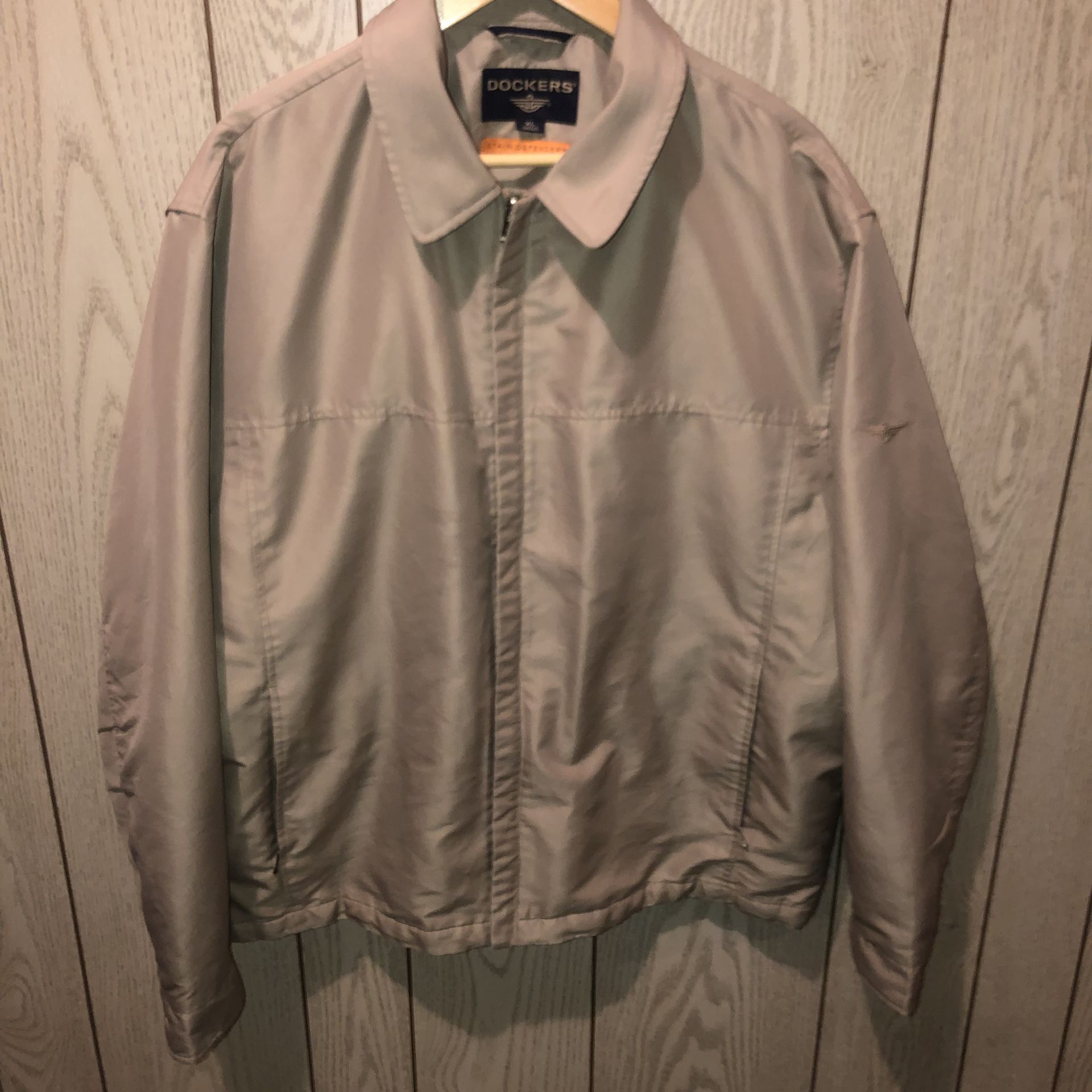 Men’s size XL tan Docker’s stain defender coat with inside pockets and one is for your cell phone. Genius! Lol. It has a super great feel to it and w