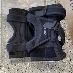 2 Knee Braces