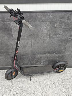 NAVEE V40i-U Scooter w/ Charger (A1D032754)