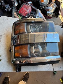 Chevy Silverado 2500 Right Headlight Oem