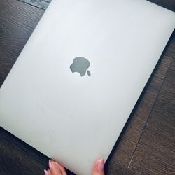 MacBook Pro 2016, Intel Core I5 8Gb 256Gb good condition (with a tiny crack on plastic)