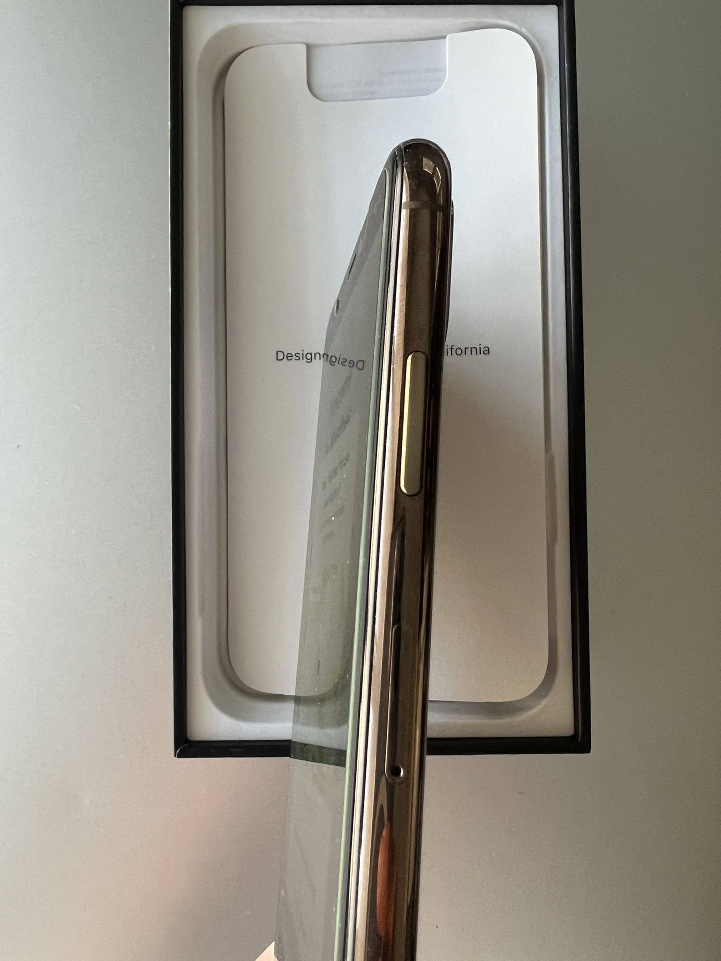 iPhone XS ゴールド 64GB  おまけ付 Apple iPhone XS - 64GB/256/512GB - Grey/Silver/Gold