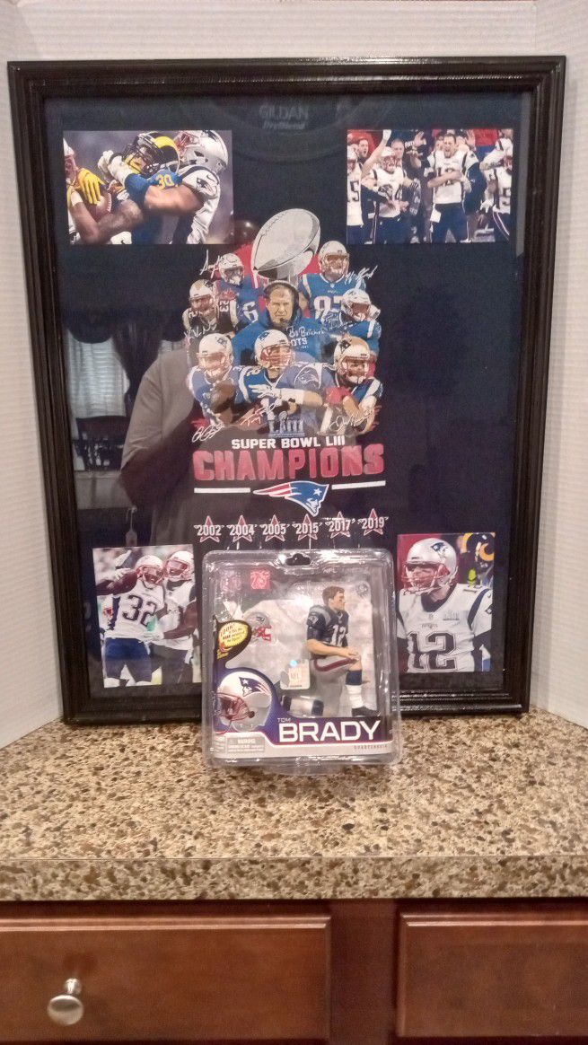 TOM BRADY  FRAMED T-SHIRT WITH ACTION FIGURE 