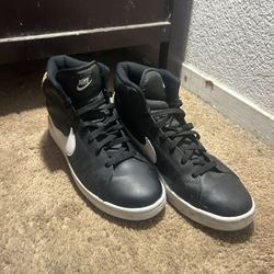 Blacks And White Nikes Size 10 In Men’s 