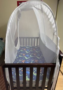 🍼 Sturdy Baby Crib with Mattress, Cover & Bed Tent – Excellent Condition