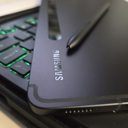 Samsung Tab S8 - Pen And CASES included!