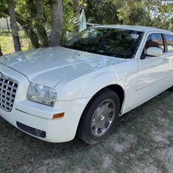 2005 Chrysler 300 – $1200 – Won’t start (Electrical issue)
