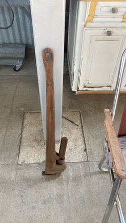 Ridged pipe wrench 36 inches