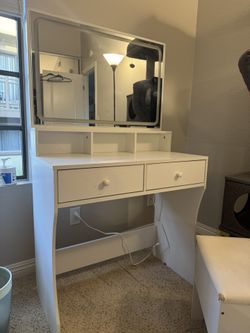Makeup Table With Mirror And Vanity Lighting