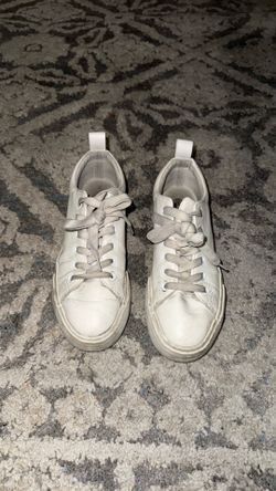 Women’s tennis shoes