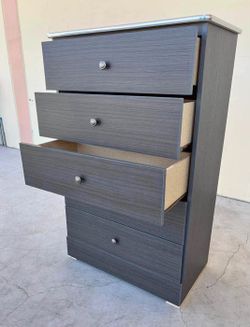 Five Drawers Dresser With Rails 