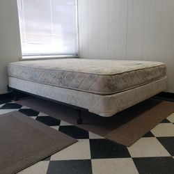 Queen size set - can DELIVER almost anywhere for $20 extra - gently used and in very good condition 😍