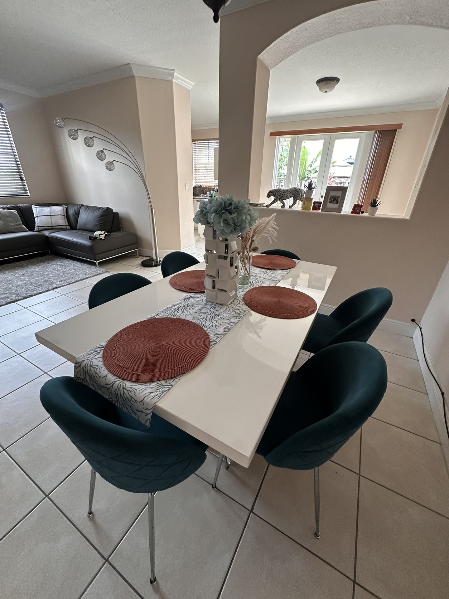 Dining table of 6 seats
