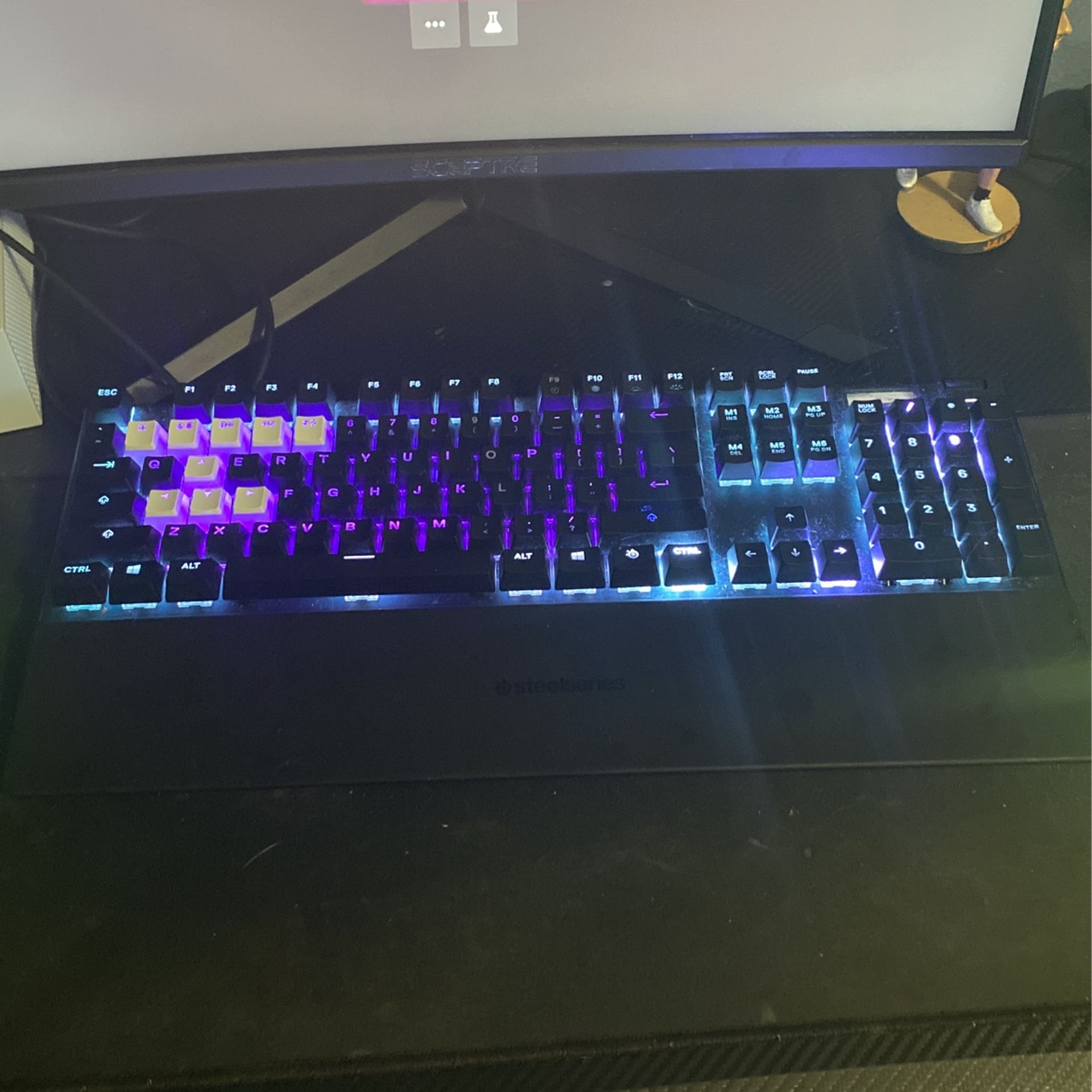 Steelseries apex 5 Customizable Colors And Magnetic Arm Rest