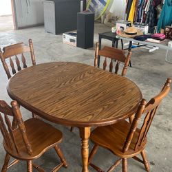 Dinning table With Leaves And 6 Chairs