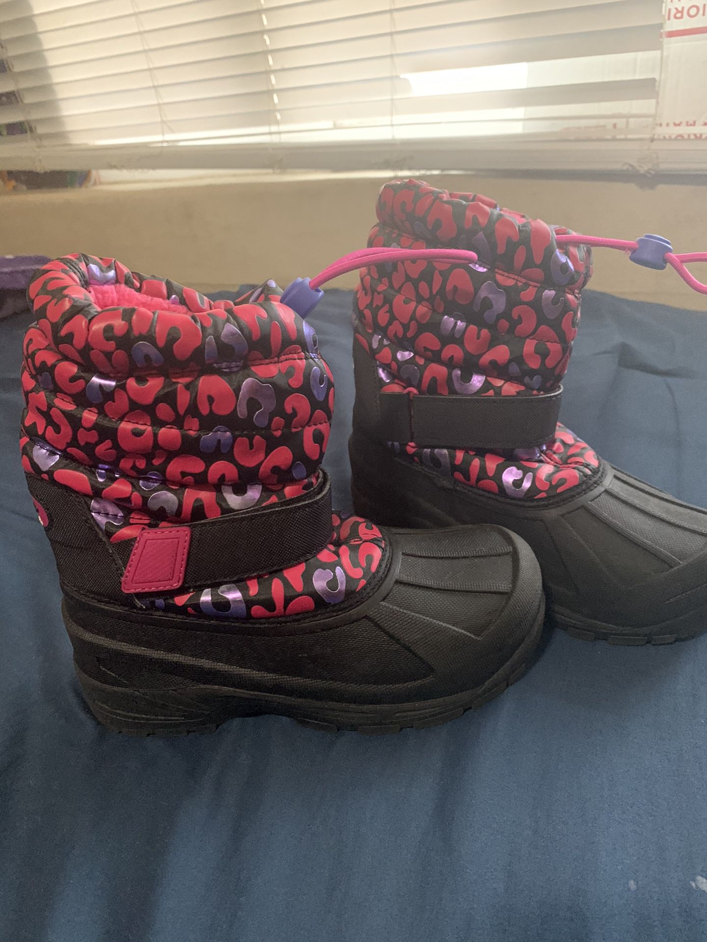 Girls snow boots size 1